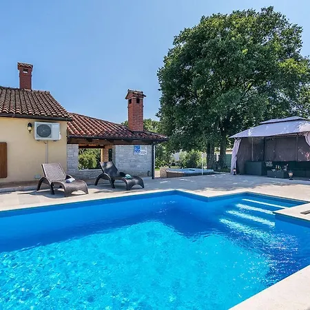 Emanuel Comfortable Holiday Vila
